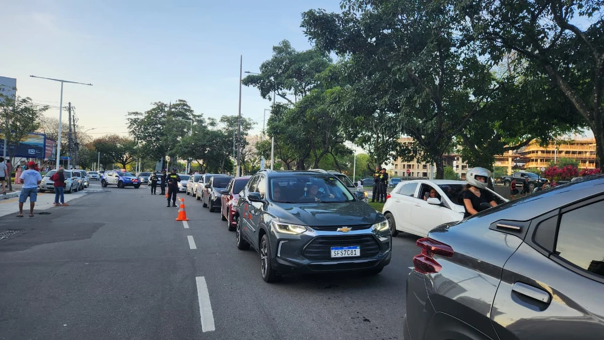 Guarda Municipal fecha uma faixa da Avenida Américo Buaiz em Vitória