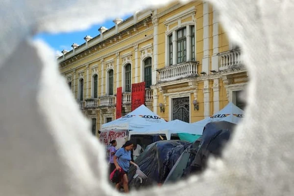 Ocupação da Vila Esperança continua em frente ao Palácio Anchieta