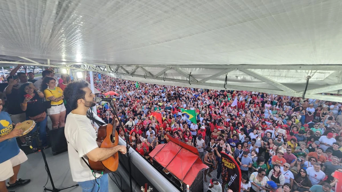 Silva se apresenta em ato contra a PEC da Impunidade em frente à Assembleia, em Vitória