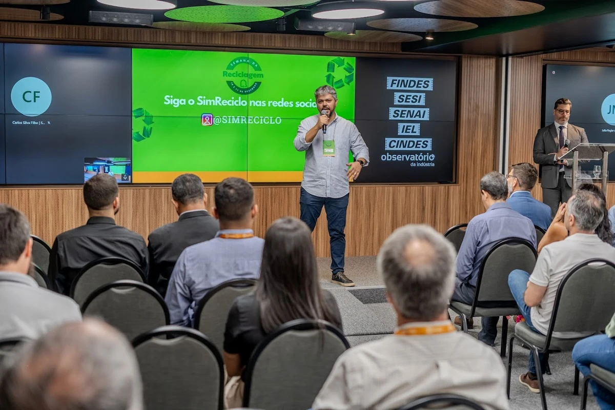  Luiz Alberto Baptista, presidente do SimReciclo na abertura de um dos painéis em 2024