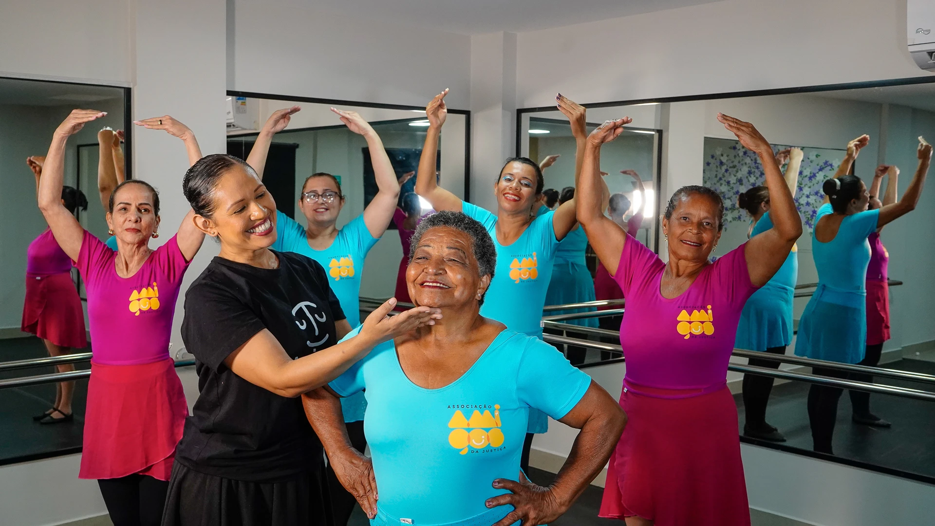 Balé da terceira idade, projeto social da entidade Amigos da Justiça, em Ibiraçu
