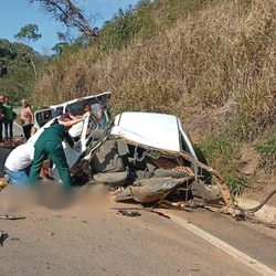 Um dos veículos, um Volkswagen Gol, teria invadido a contramão e colidido de frente com um Fiat Mobi; colisão ocorreu na tarde desta segunda-feira (22)