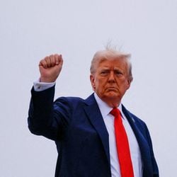 Advogado-Geral da União, Chefe de gabinete de Moraes e juízes do TSE têm visto suspenso em novo pacote de medidas de Trump. Ações podem gerar resposta em discurso de Lula na ONU nesta terça