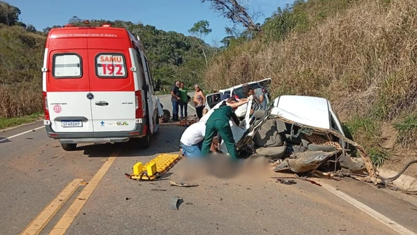 Um dos veículos, um Volkswagen Gol, teria invadido a contramão e colidido de frente com um Fiat Mobi; batida envolveu três veículos e ocorreu na tarde desta segunda-feira (22)
