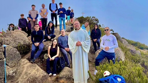 Sacerdote e fiéis levaram quase três horas para subir ao local da celebração