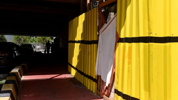 Um dos residentes disse que o local abriga pessoas que lavam e vigiam carros na região; cenário, porém, incomoda quem mora na Enseada do Suá ou precisa passar pelo local diariamente