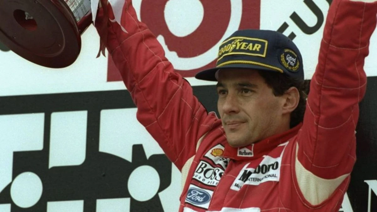 Ayrton Senna levantando taça
