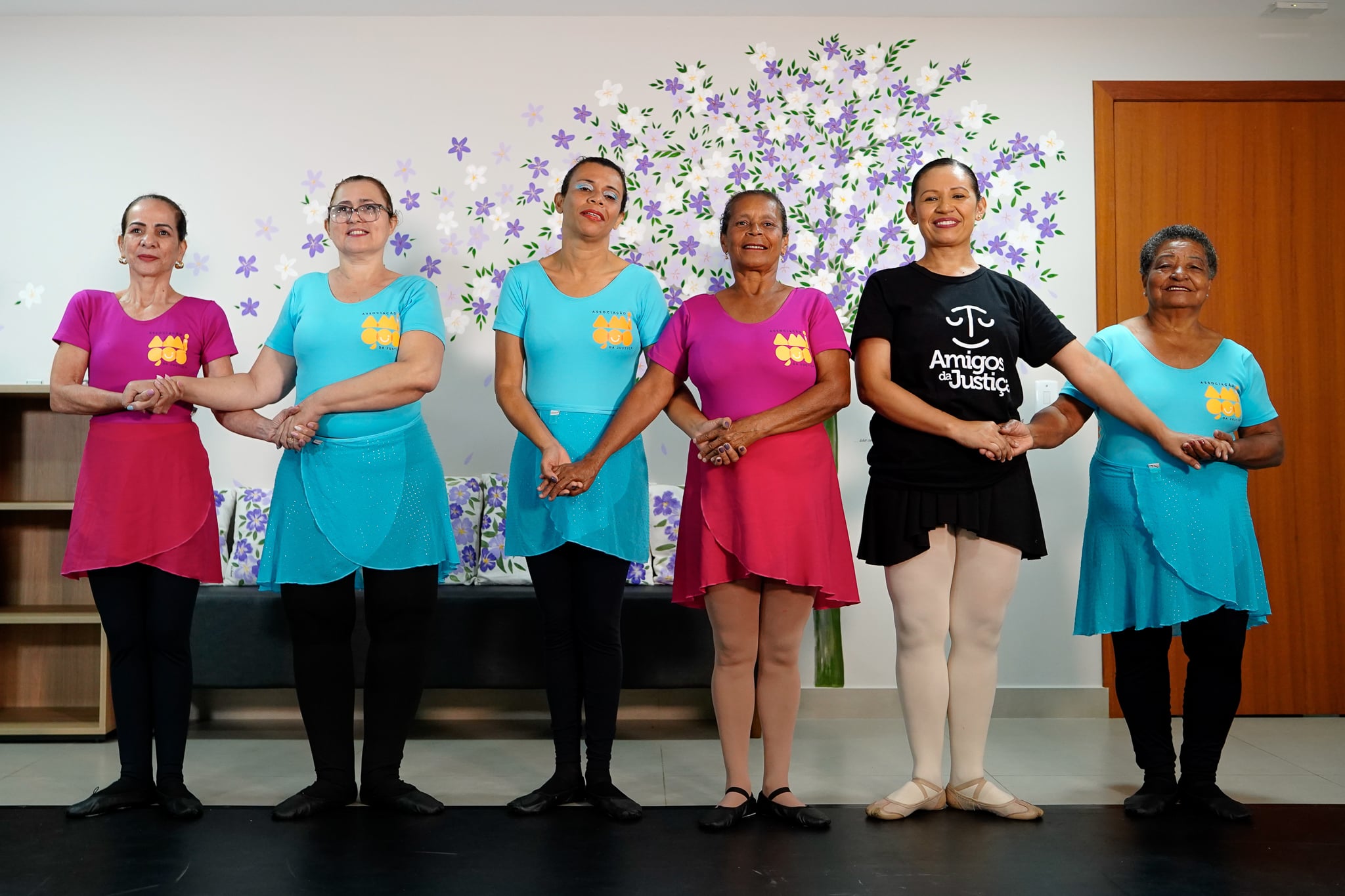 Balé da terceira idade, projeto social da entidade Amigos da Justiça, em Ibiraçu