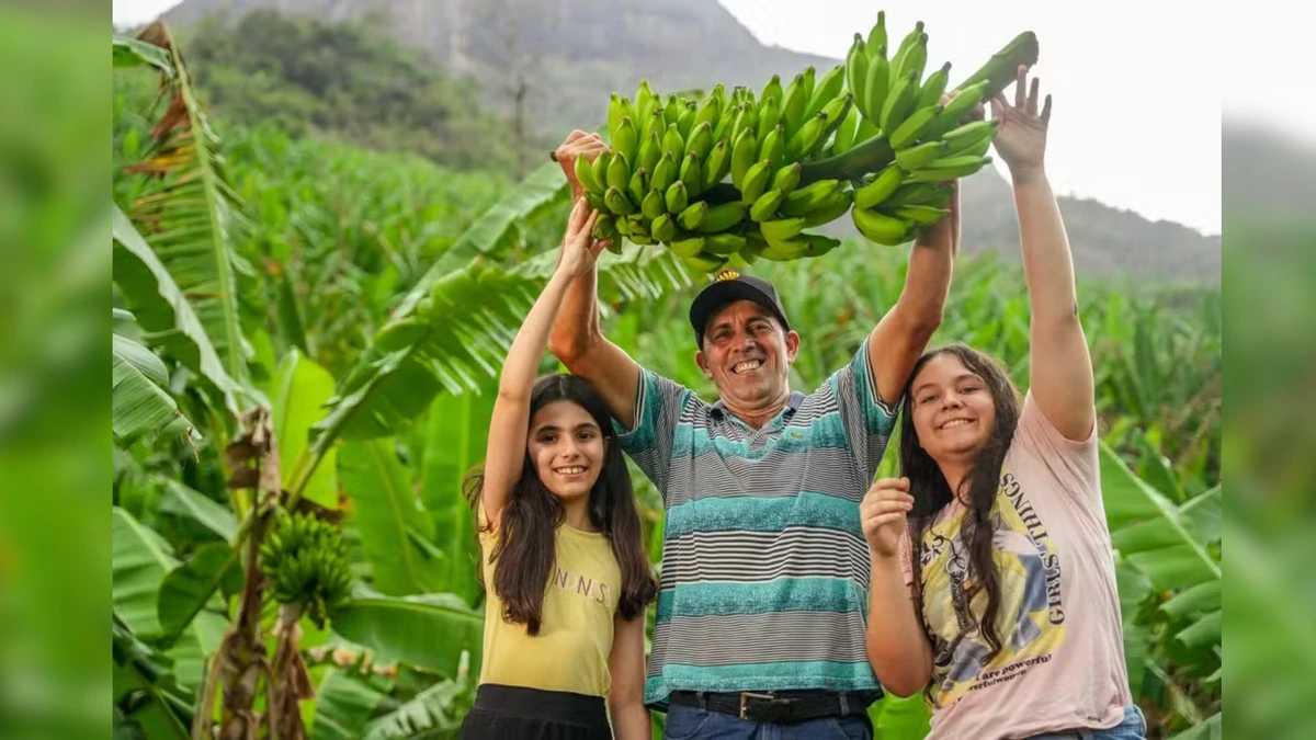 Do soteco à moqueca, banana tem espaço na mesa e na economia do Espírito Santo. Na foto, Sérgio Boldi está com as filhas Gabriela Simões Boldi, 9 anos, e Izabela Simões Boldi, 13 anos.