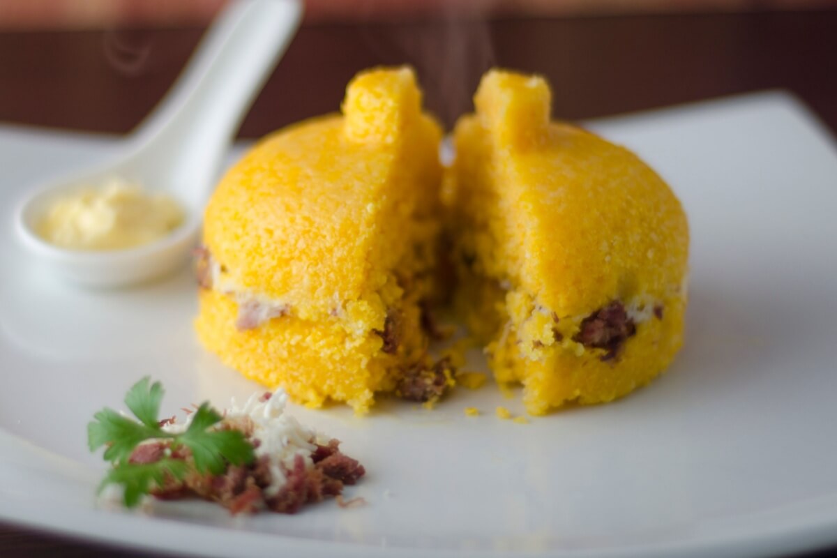 Cuscuz com queijo e carne-seca (Imagem: 
Diego Galba | Shutterstock)