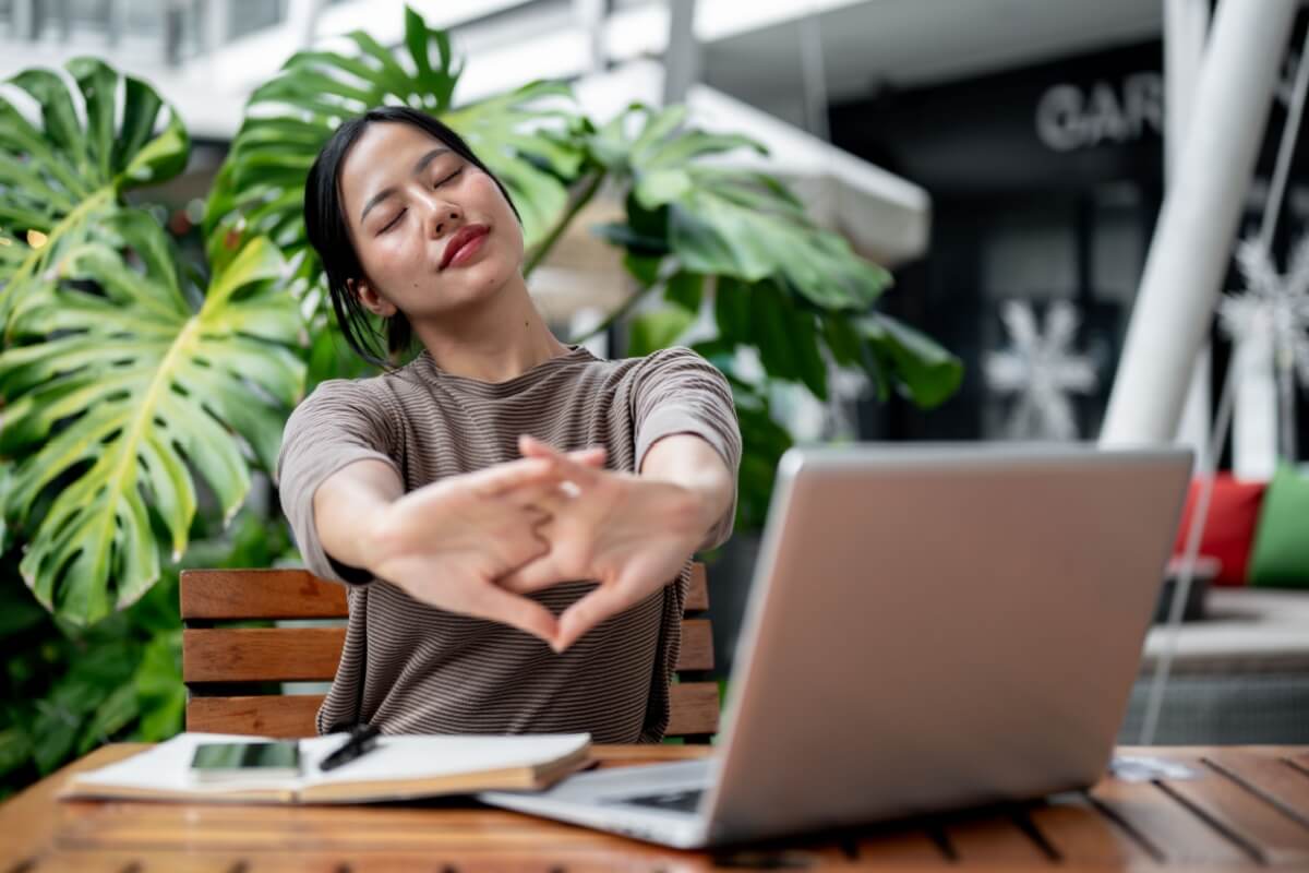 O uso prolongado do computador pode causar dores nos dedos, mãos e punhos (Imagem: BongkarnGraphic | Shutterstock)