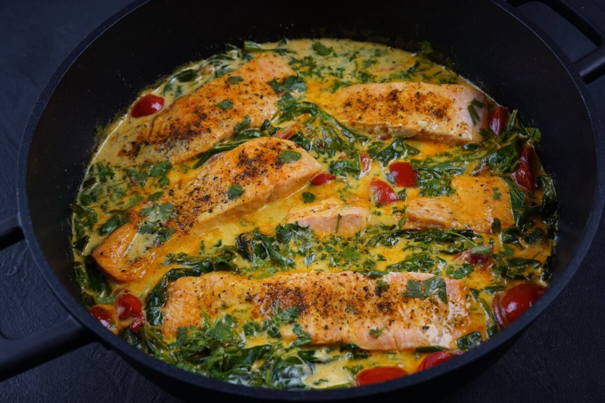 Salmão ao molho cremoso com espinafre e tomate (Imagem: Natalia Hanin | Shutterstock)