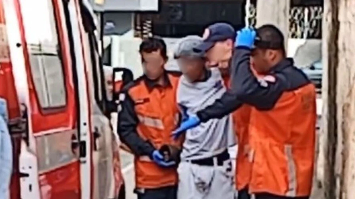 Homem prende a mão dentro de máquina de moer carne 