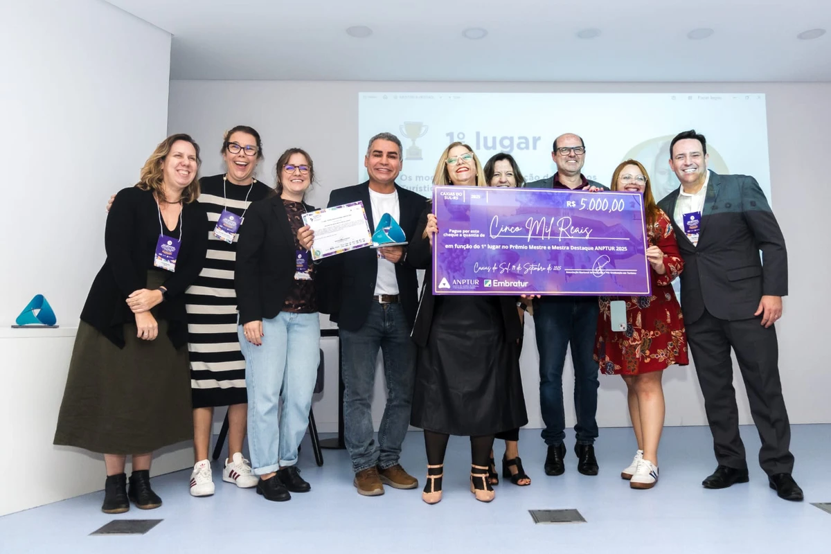 Momento em que Josy Anne recebe o Prêmio Mestre Destaque