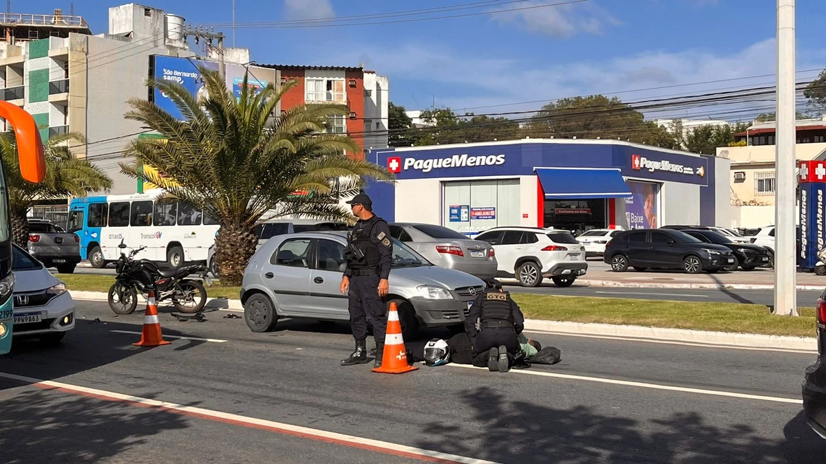 Motociclista fica ferido após colidir em carro na avenida Dante Michelini, em Jardim da Penha