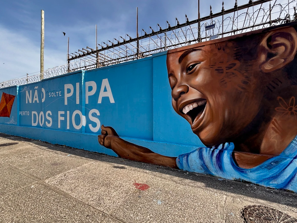 EDP faz mensagens de segurança no muro da substação de distribuição de energia em bento Ferreira, Vitória por Carlos Alberto Silva