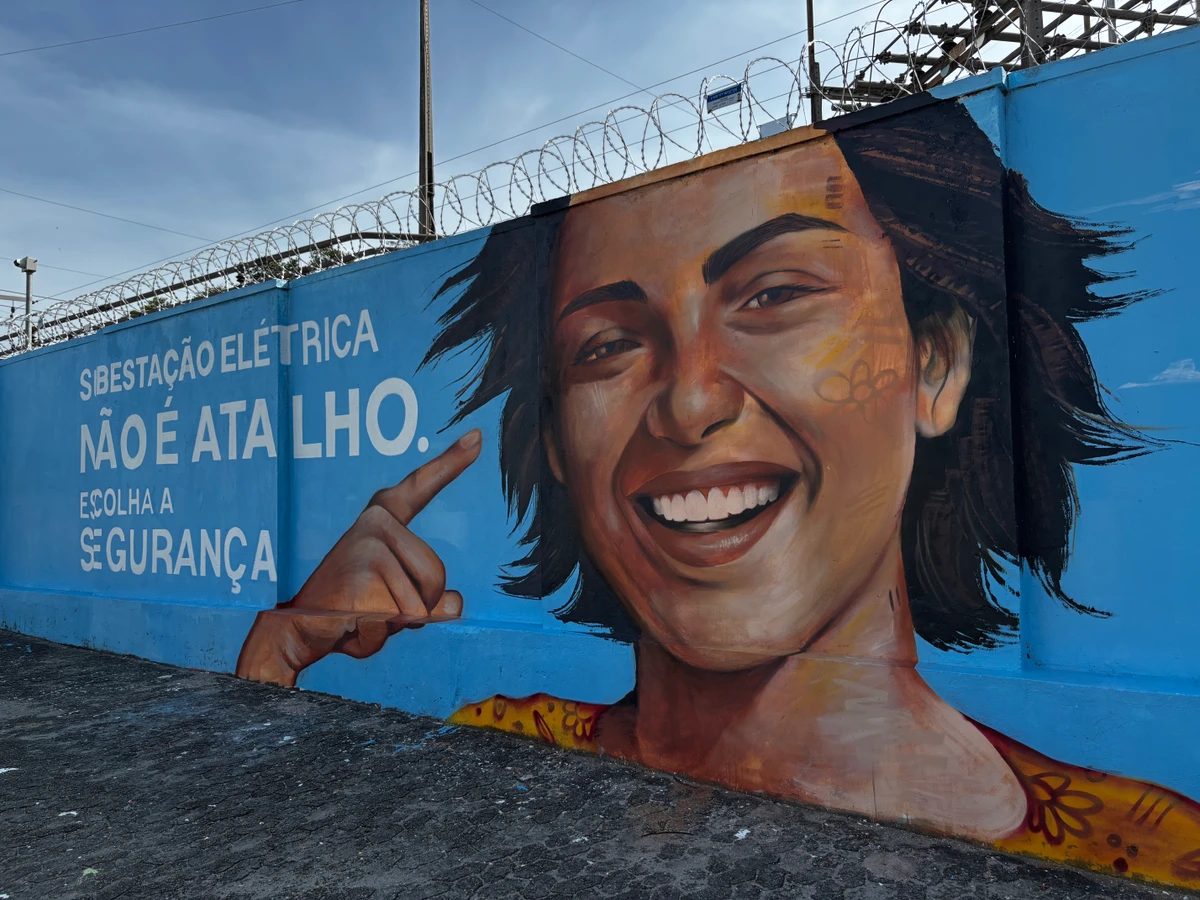 EDP faz mensagens de segurança no muro da substação de distribuição de energia em bento Ferreira, Vitória por Carlos Alberto Silva