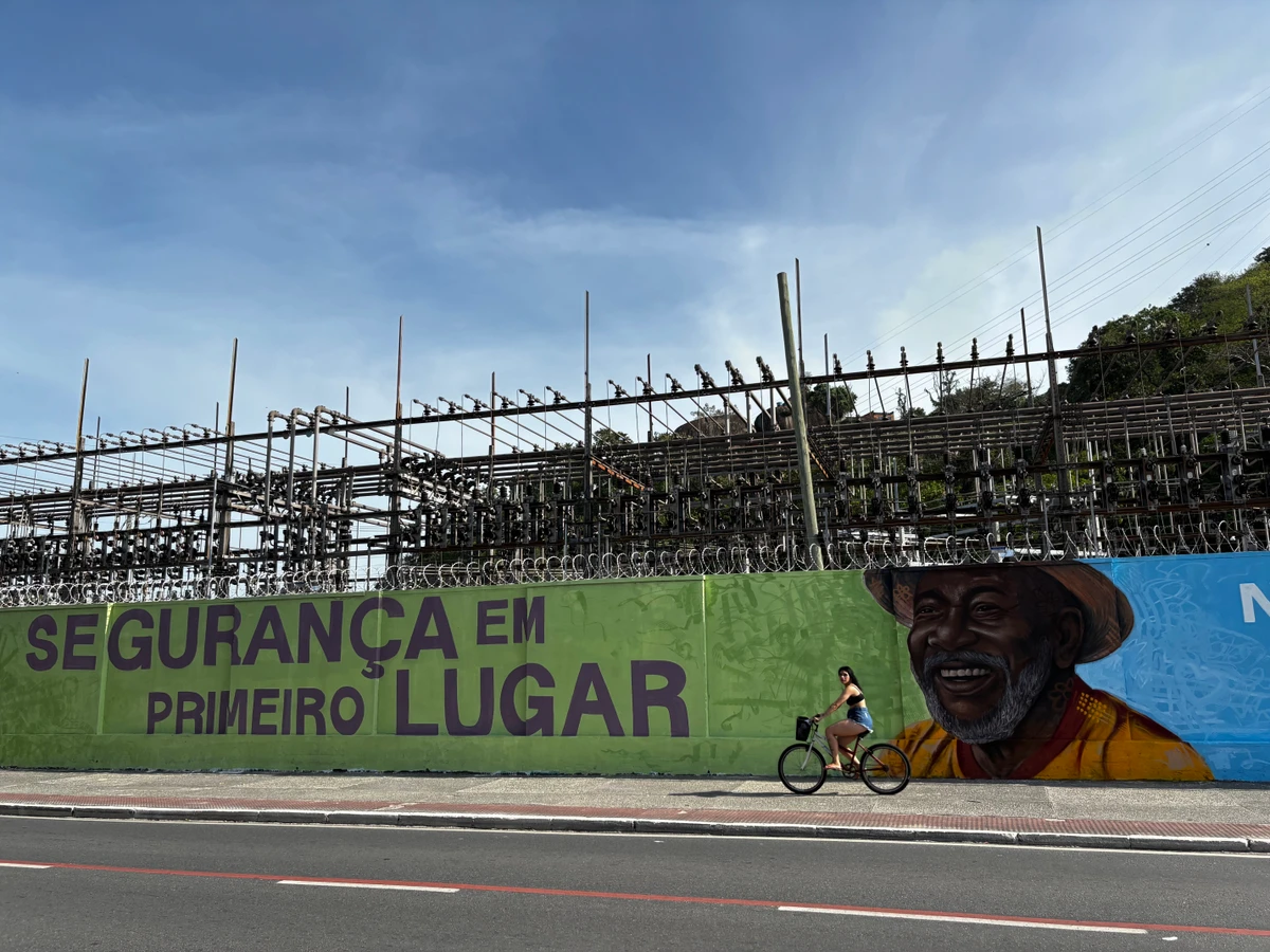 EDP faz mensagens de segurança no muro da substação de distribuição de energia em bento Ferreira, Vitória por Carlos Alberto Silva