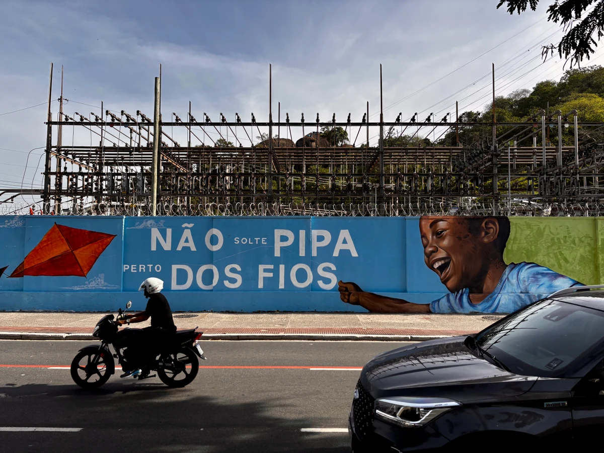 EDP faz mensagens de segurança no muro da substação de distribuição de energia em bento Ferreira, Vitória por Carlos Alberto Silva