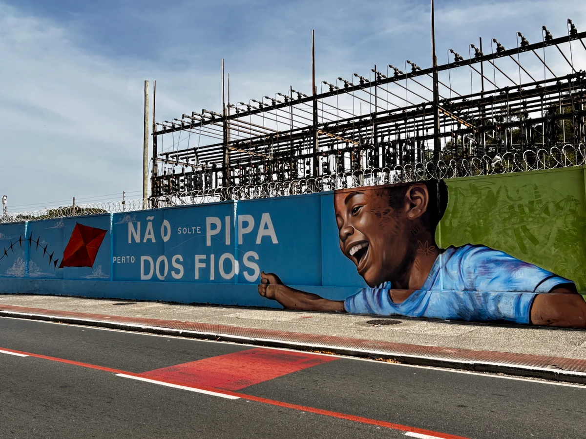 EDP faz mensagens de segurança no muro da substação de distribuição de energia em bento Ferreira, Vitória por Carlos Alberto Silva