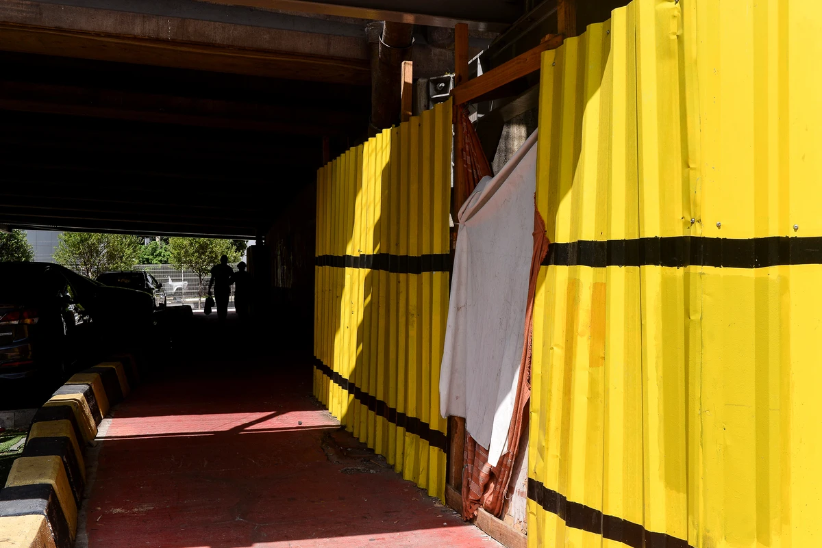 Pessoas vivendo em situação de rua embaixo da Terceira Ponte, em Vitória