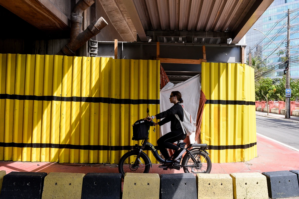 Pessoas vivendo em situação de rua embaixo da Terceira Ponte, em Vitória