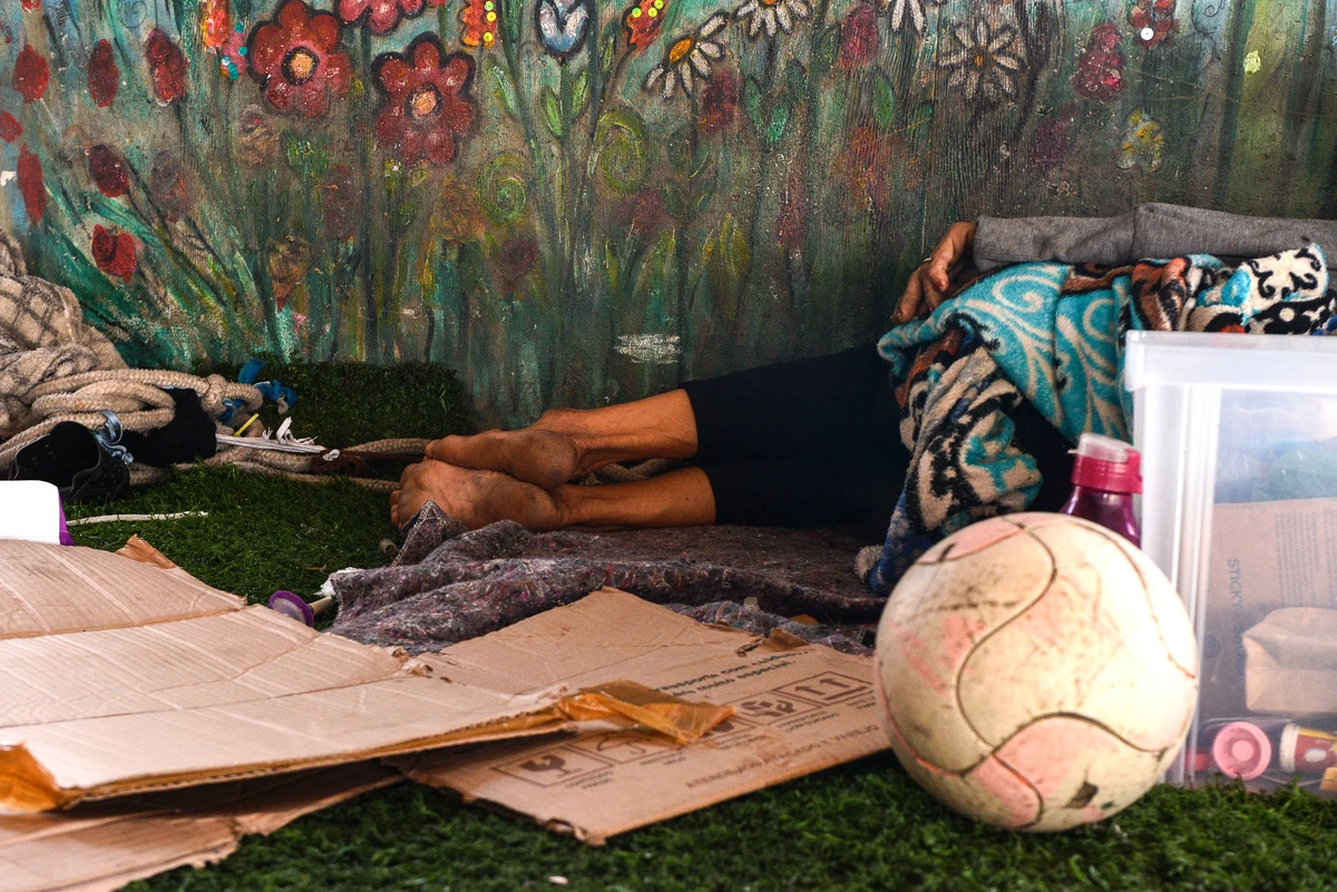 Pessoas vivendo em situação de rua embaixo da Terceira Ponte, em Vitória