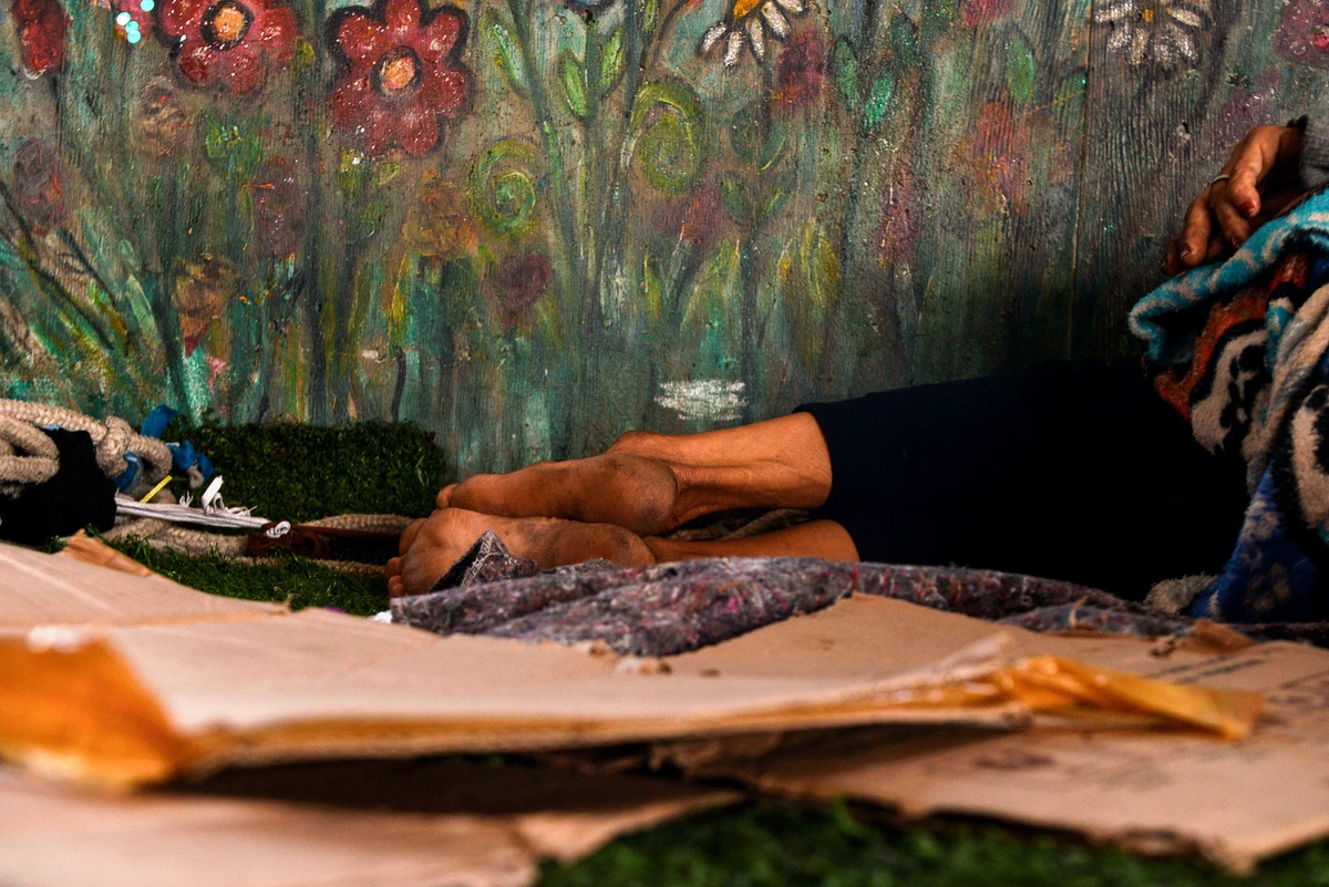 Pessoas vivendo em situação de rua embaixo da Terceira Ponte, em Vitória