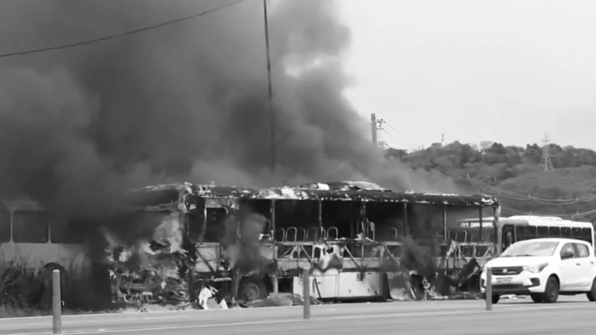 Segundo ônibus incendiado em Nova Carapina II, nesta sexta-feira (19)