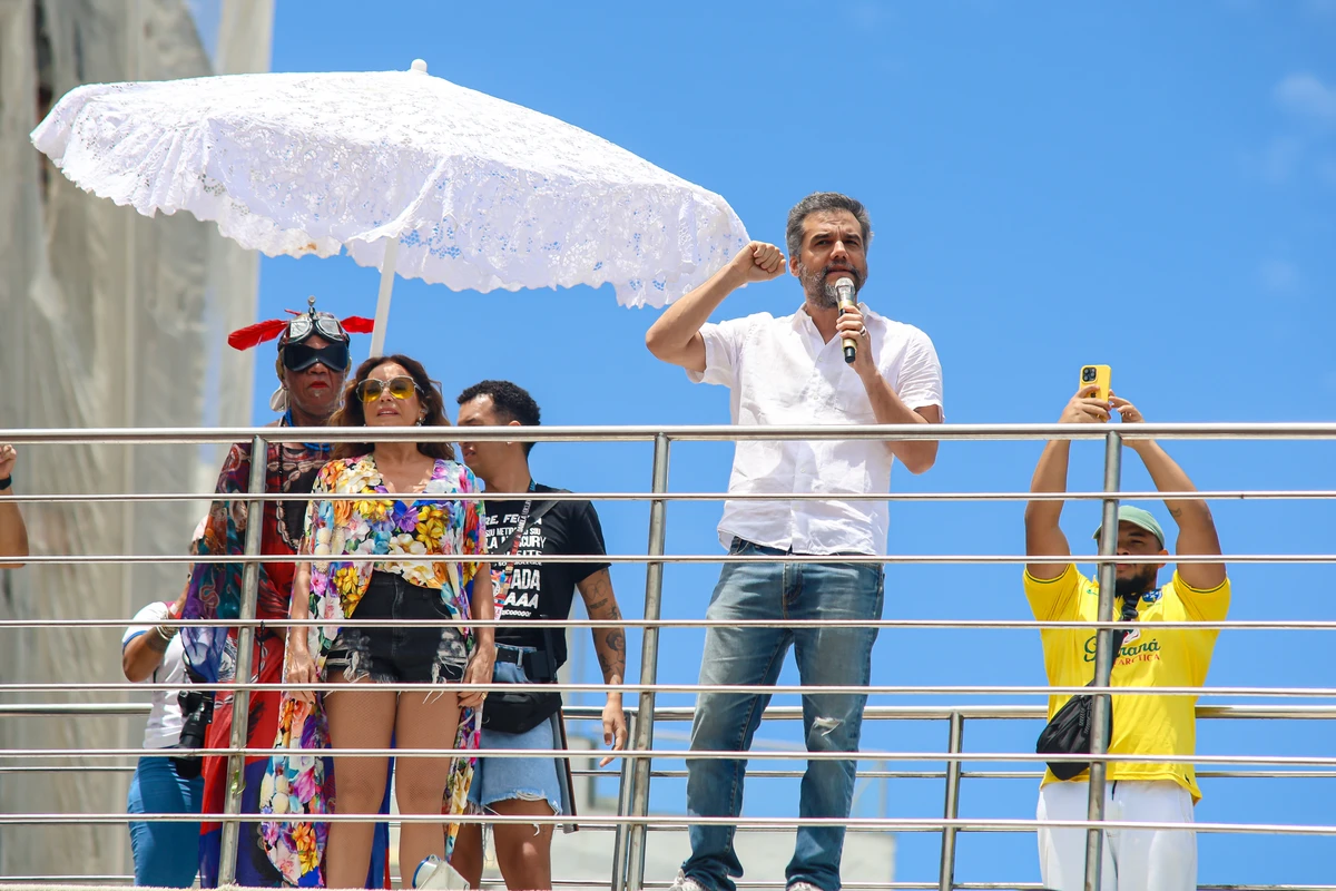 Wagner Moura e a cantora Daniela Mercury participam de ato no Farol da Barra, em Salvador