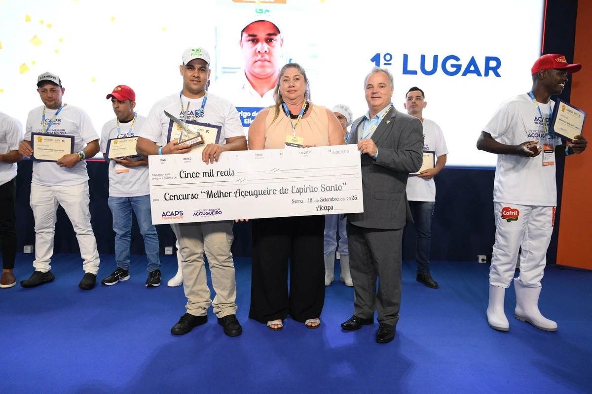  Rodrigo da Silva Elias (de branco) recebeu R$ 5 mil e um troféu pelo 1º lugar no concurso