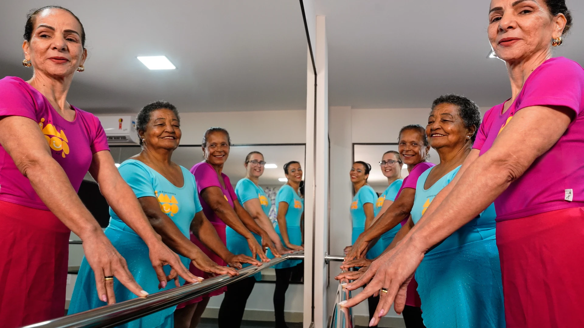 Balé da terceira idade, projeto social da entidade Amigos da Justiça, em Ibiraçu