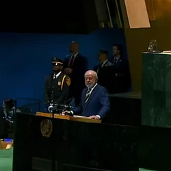 Segundo o presidente, "ali, estão enterradas dezenas de milhares de mulheres e crianças inocentes. Ali também estão sepultados o direito internacional humanitário"