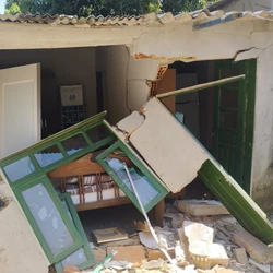 Motorista de 54 anos bateu no muro da residência; dona da casa não se feriu e condutor se comprometeu a arcar com prejuízo