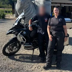 Quando parte do Um eucalipto se partiu, um galho atingiu a mulher, que estava numa moto