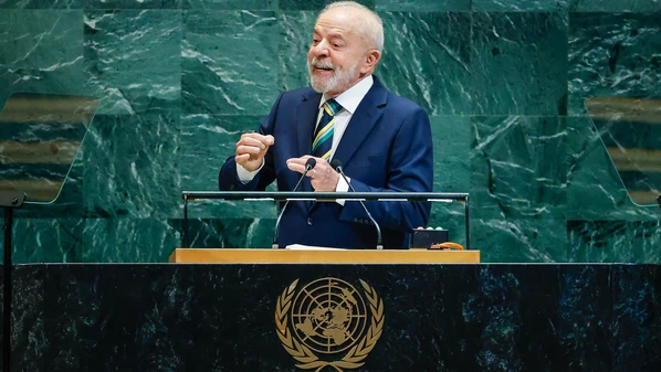 Lula destacou a necessidade de cooperação internacional, mas reafirmou que os interesses nacionais não podem ser subordinados a pressões externas, defendendo um novo pacto global mais justo e equitativo