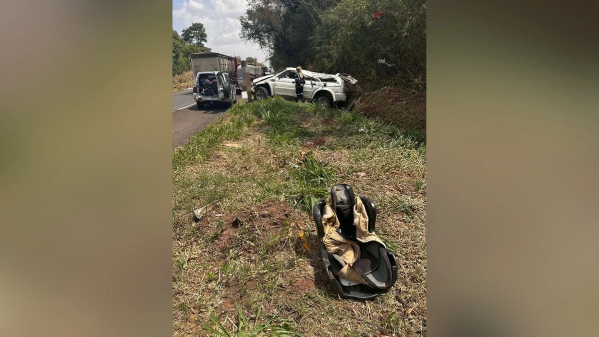 Cadeirinha de bebê foi arremessada na via. Acidente aconteceu no Paraná