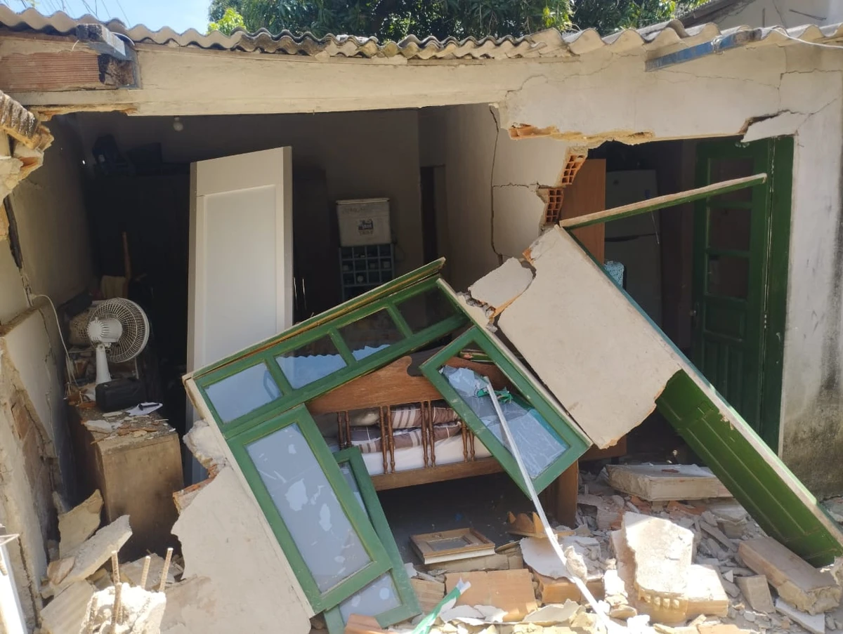 Caminhão destroi casa durante manobra em Colatina