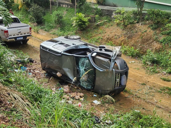 Carro desce ladeira descontrolado e cai em barranco, no bairro Vila Palestina, em Cariacica.