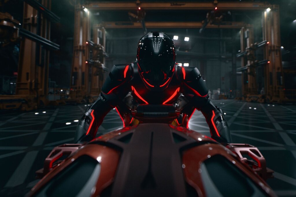 “Tron: Ares” acompanha Ares, que deixa o ambiente digital para entrar no mundo real em uma missão de alto risco (Imagem: Reprodução digital | Disney Pictures)
