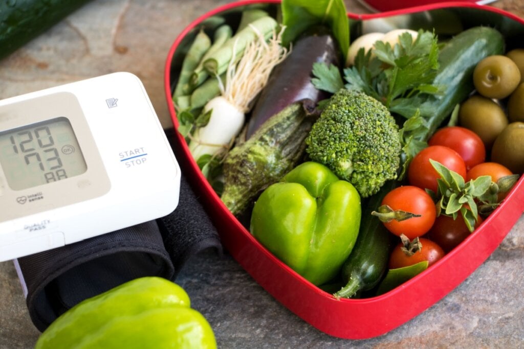 A dieta DASH ajuda a manter a pressão arterial sob controle (Imagem: Katinkah | Shutterstock)