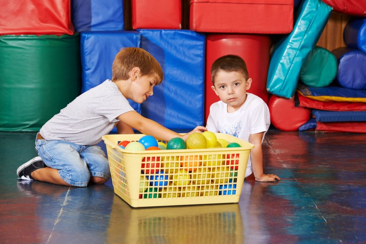 A socialização também é importante para crianças autistas (Imagem: Robert Kneschke | Shutterstock)