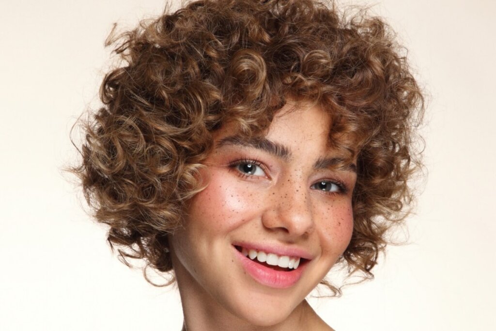 O blush traz um ar saudável para a pele (Imagem: Olga Ekaterincheva | Shutterstock)