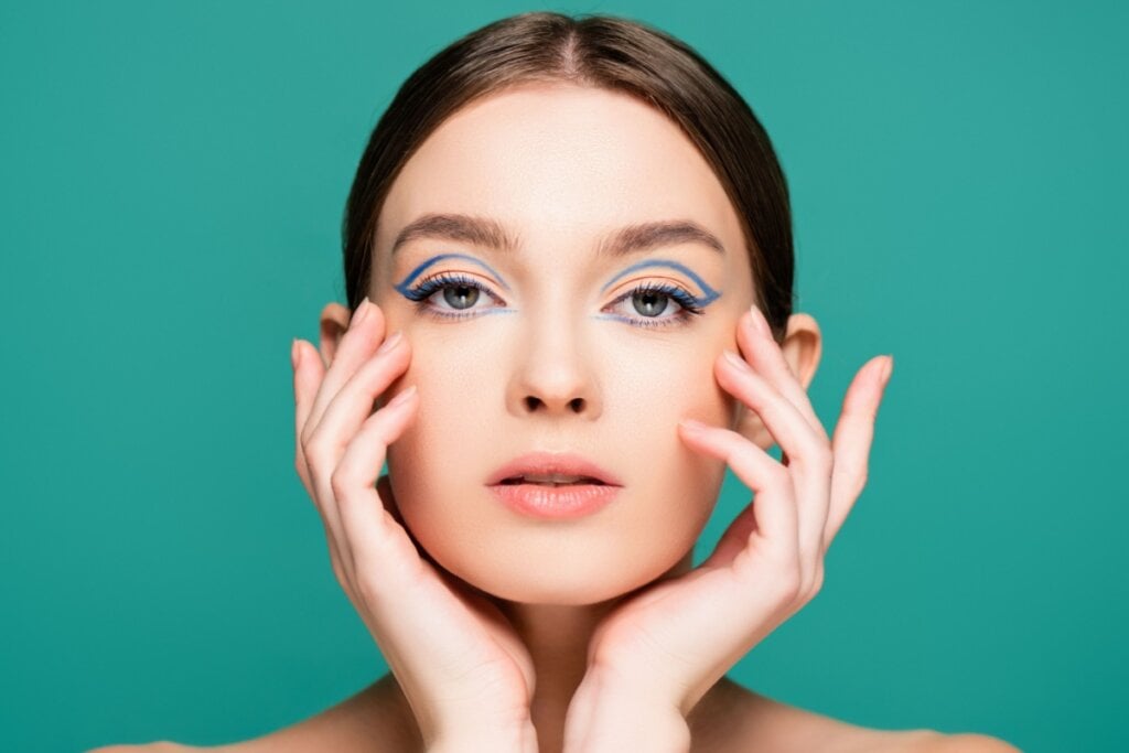 Os delineadores coloridos são opções divertidas para o visual de primavera (Imagem: LightField Studios | Shutterstock)