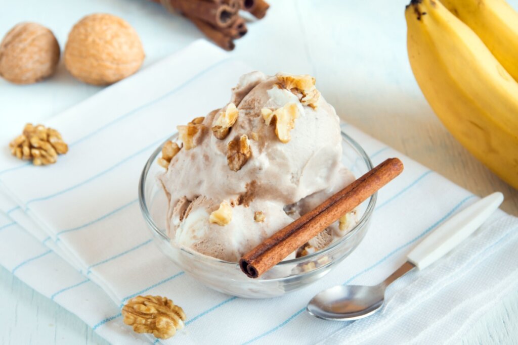Sorvete de banana com canela e nozes (Imagem: Oksana Mizina | Shutterstock)