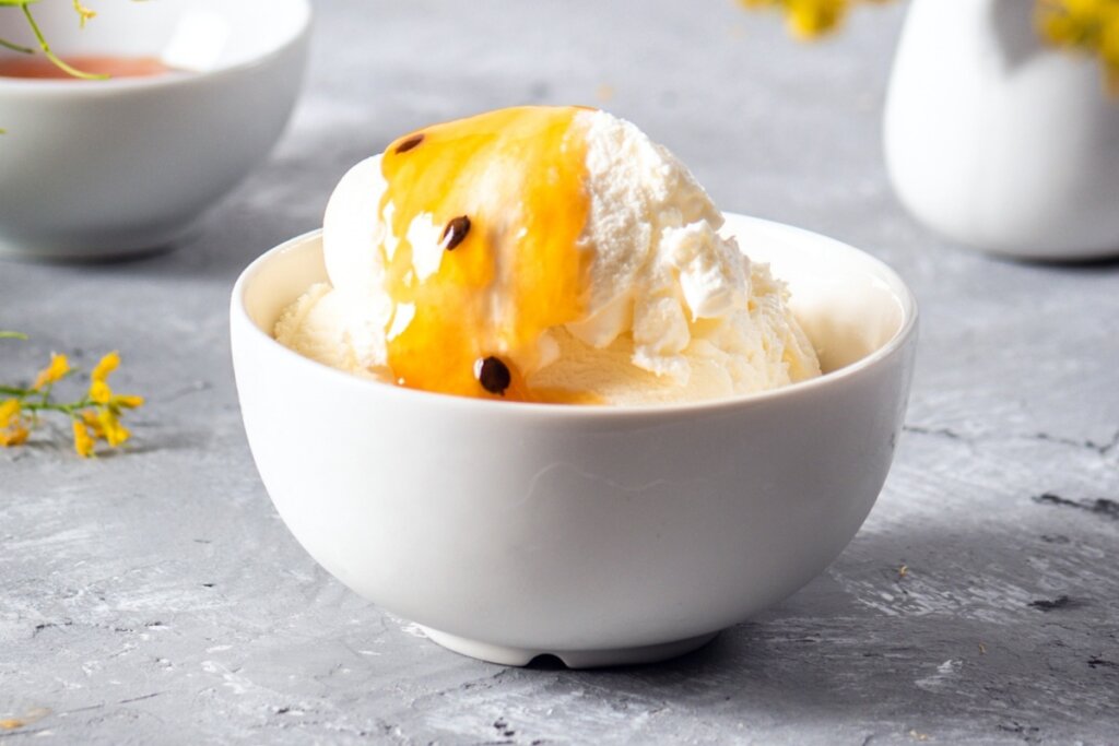 Sorvete de maracujá com calda (Imagem: Anna Hapova | Shutterstock)