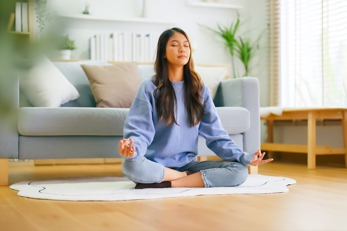 Técnicas de respiração e relaxamento, como meditação, podem ajudar no manejo do estresse (Imagem: Monster Ztudio | Shutterstock)