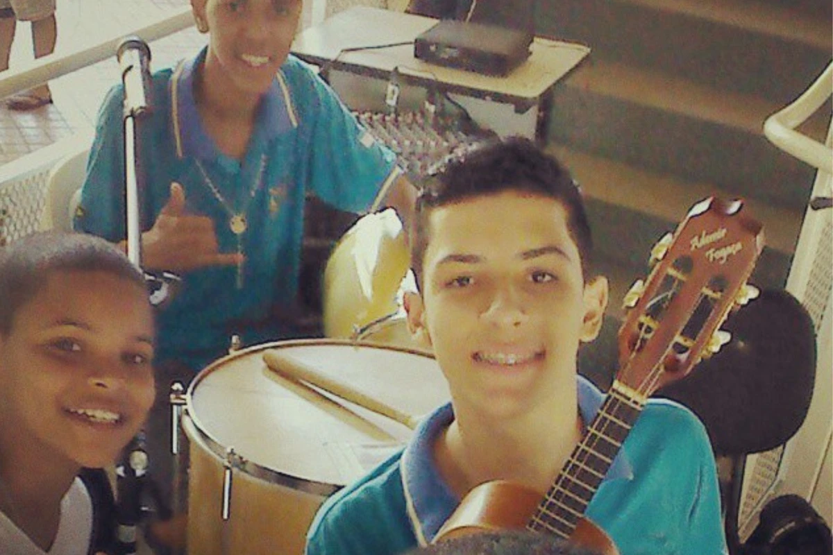 Leozinho aprendeu a tocar cavaquinho em um projeto na Vila Rubim
