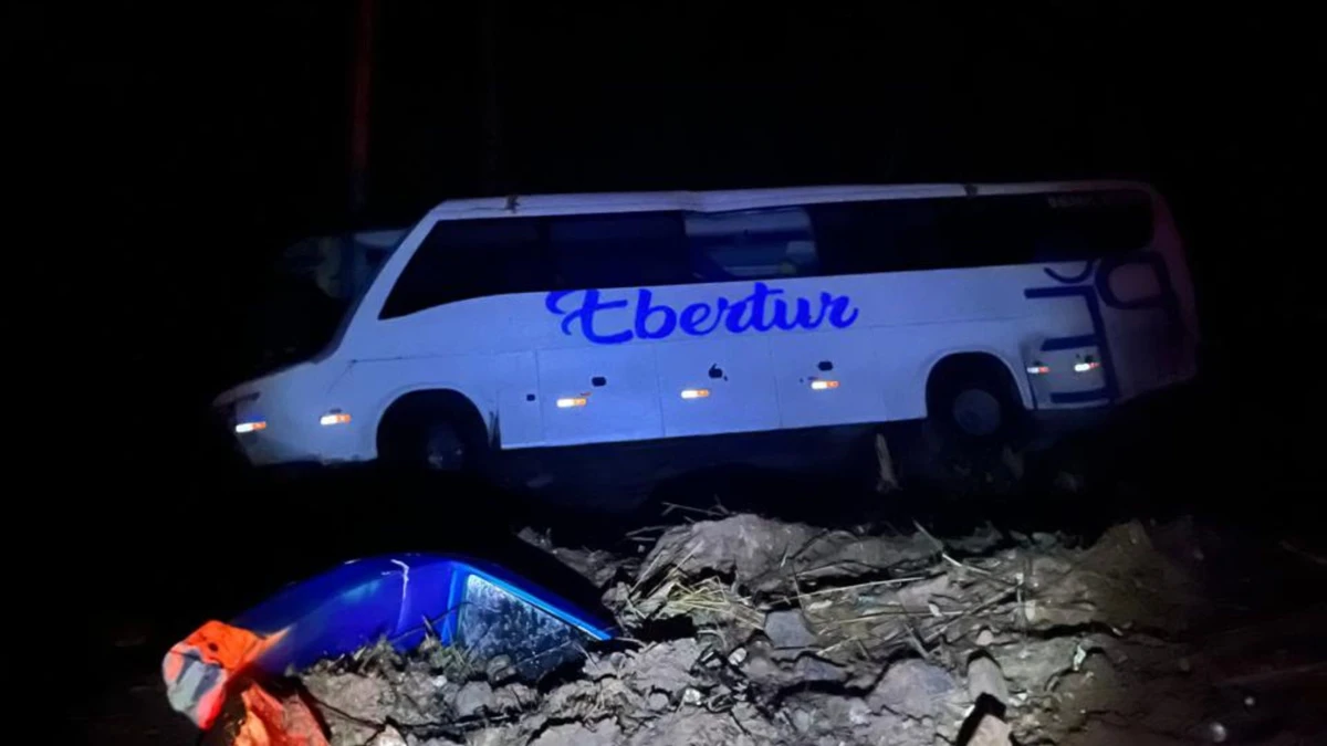 Ônibus que seguia para Vitória se envolve em acidente em Minas Gerais por Divulgação CBMMG