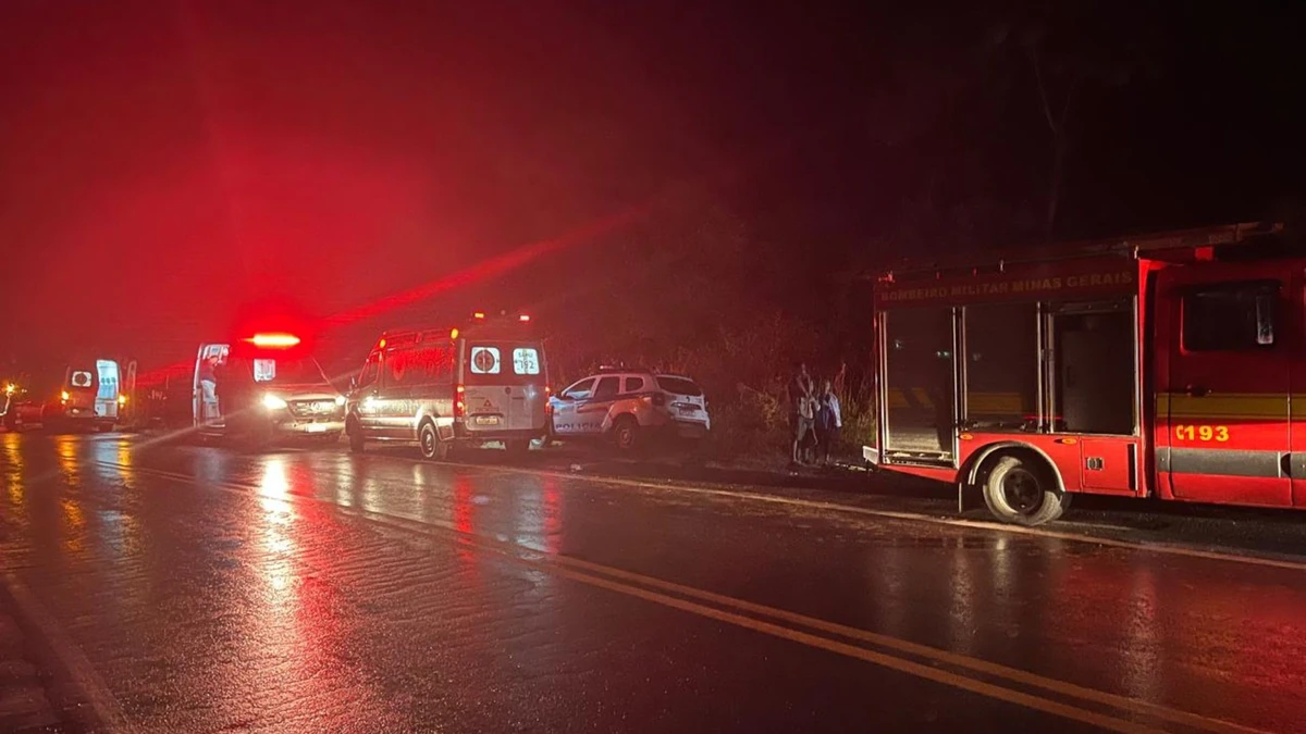 Ônibus que seguia para Vitória se envolve em acidente em Minas Gerais por Divulgação CBMMG